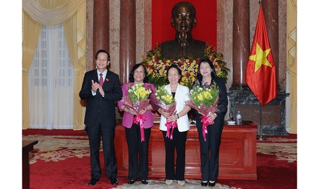 Вице-президенту СРВ передали пост главы Попечительского совета Фонда помощи вьетнамским детям - ảnh 1